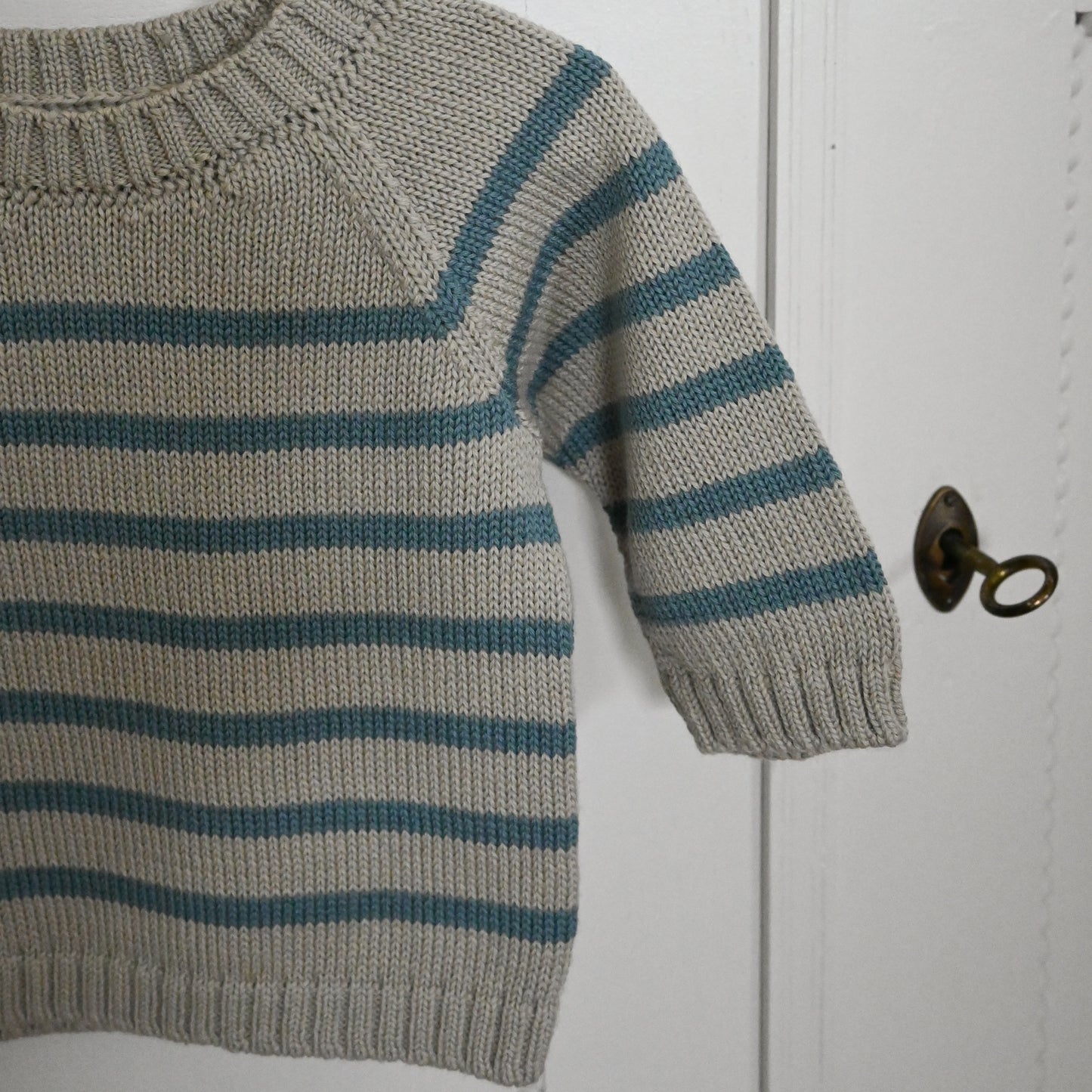 Babypullover aus Bio Merinowolle mit Streifen in Dusty Teal
